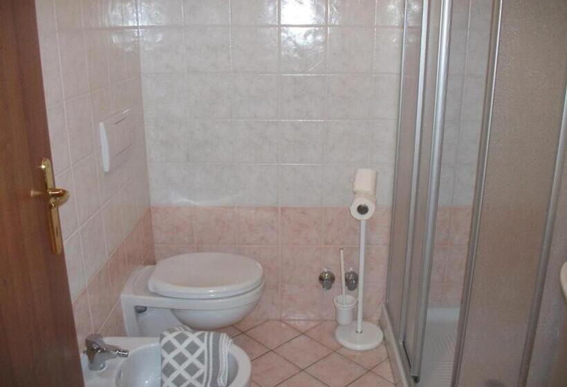 غرفة قياسية رباعية, Alle Rose