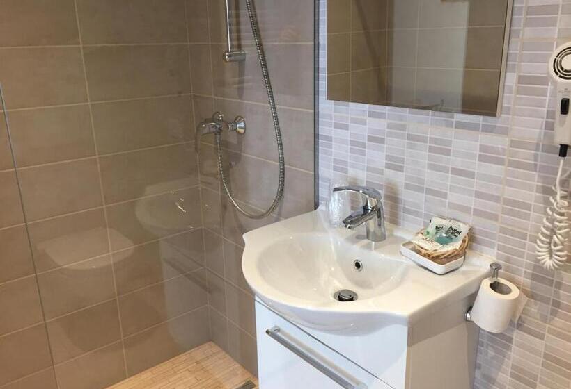 غرفة قياسية رباعية, Alle Rose