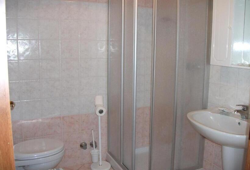 غرفة قياسية رباعية, Alle Rose