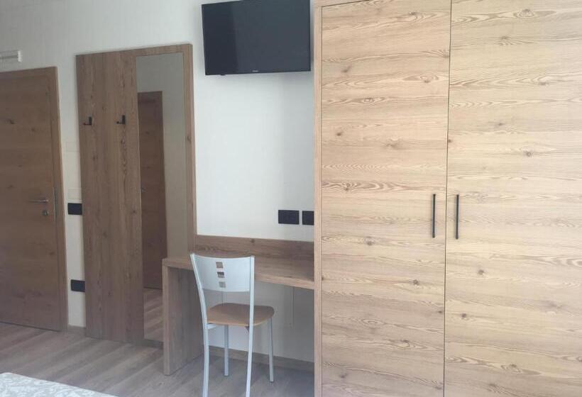 جناح جونيور مزوَّد بشرفة, Alle Rose