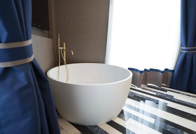 جناح جونيور مطلّ علي البحر, Cala Moresca