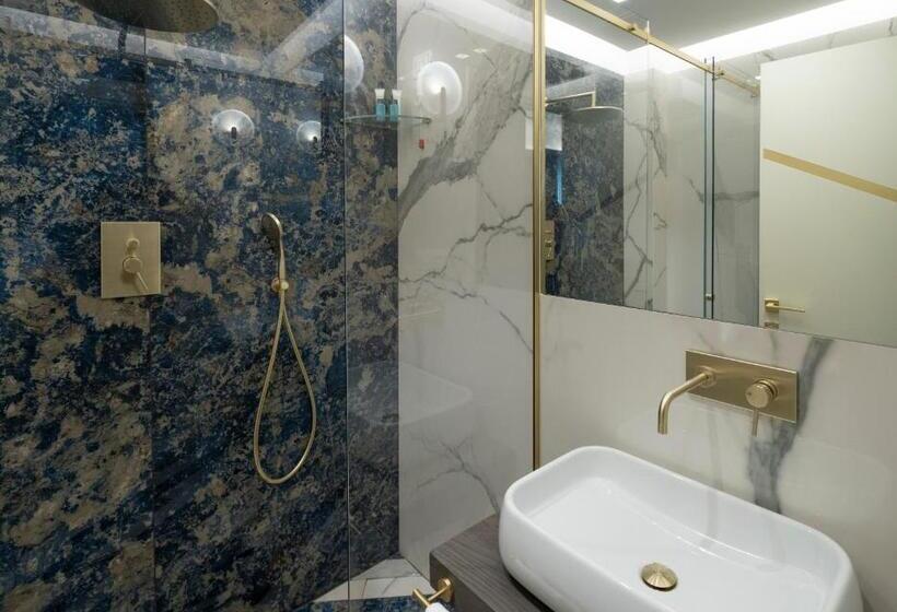 جناح جونيور, Cala Moresca