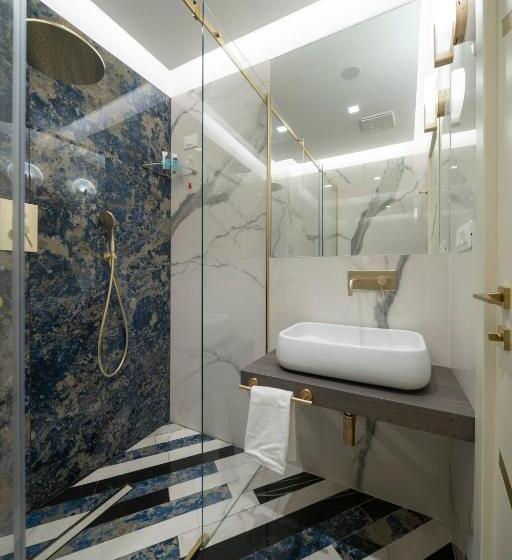 جناح جونيور, Cala Moresca