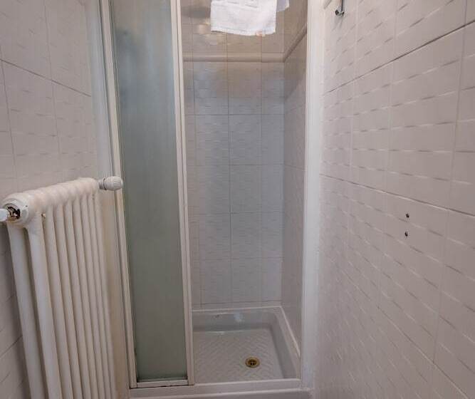 اتاق استاندارد سه نفره, Centrale