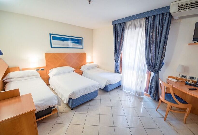 اتاق استاندارد سه نفره, Centrale