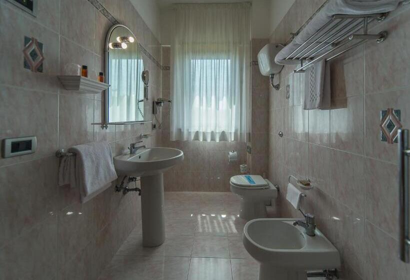 חדר סטנדרט לארבעה, Columbus Sul Lago