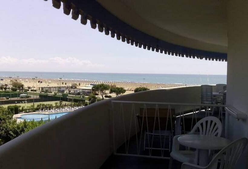 컴포트 트리플 룸, Corallo