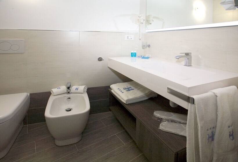 컴포트 트리플 룸, Corallo