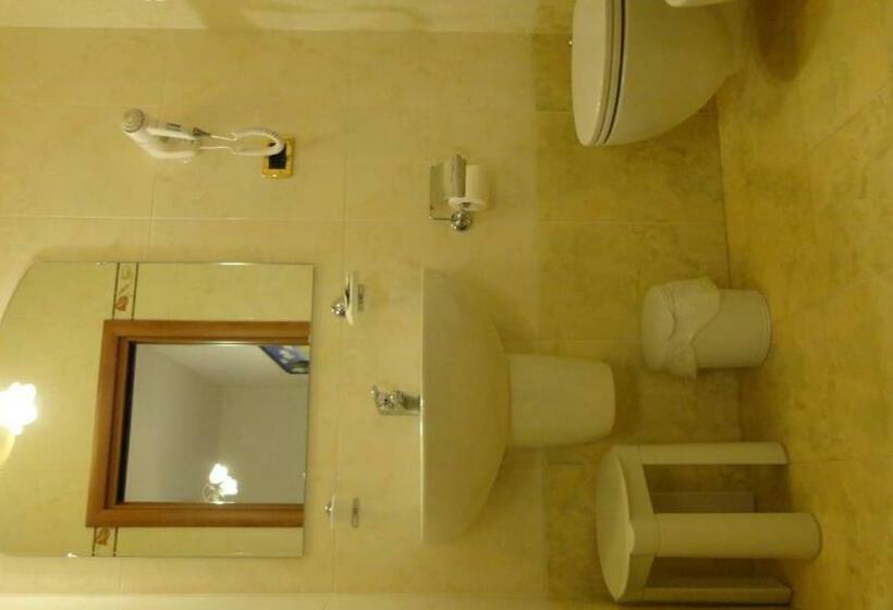 חדר קלאסי לשלושה, La Rosa