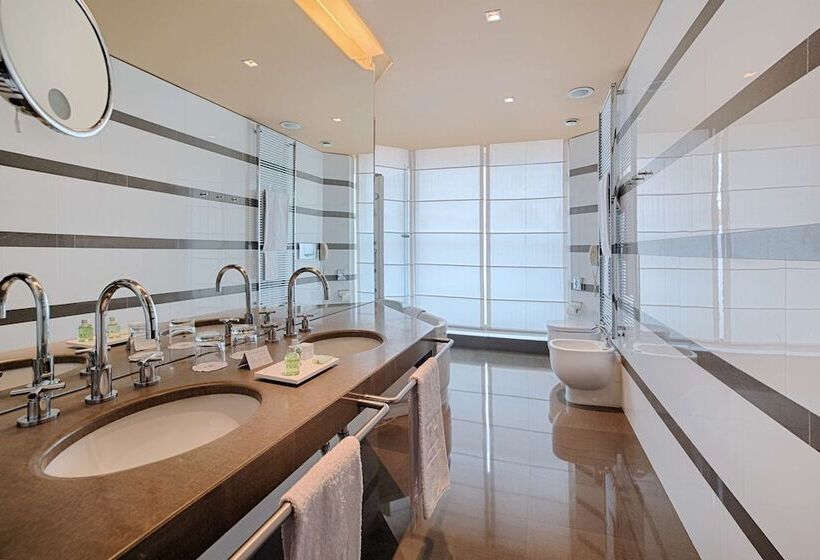 سوئیت جونیور با تراس, NH Bologna De La Gare