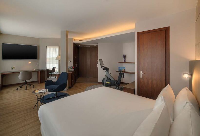 سوئیت جونیور با تراس, NH Bologna De La Gare