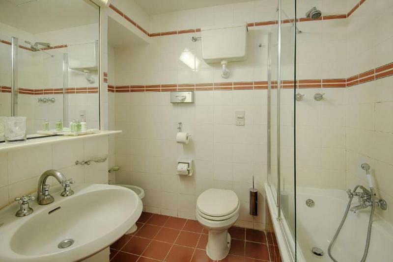 غرفة عائلية, NH Catania Centro