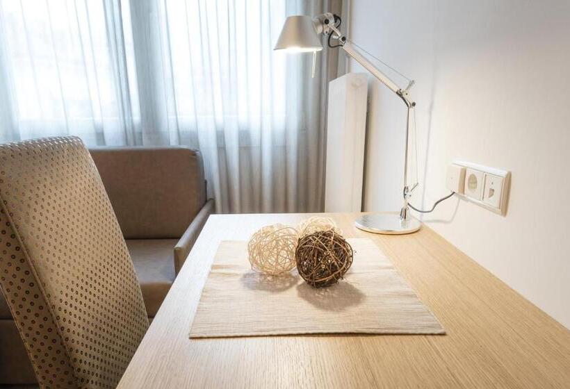 اتاق استاندارد سه نفره, Post Gries