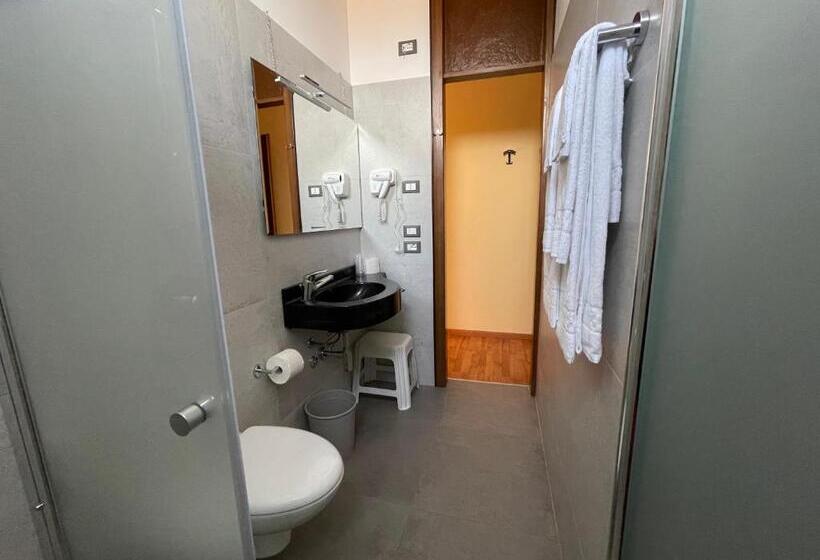 Номер Стандарт Вид на Озеро, Rabay