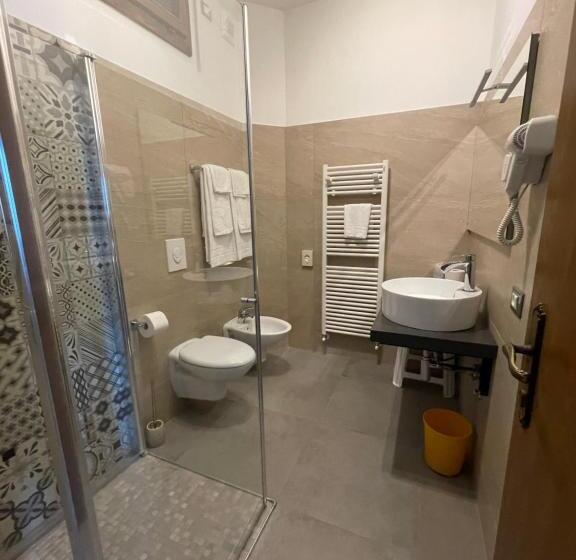 Номер Стандарт Вид на Озеро, Rabay