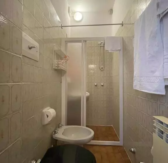 Pokój Ekonomiczny Jednoosobowy, Rabay