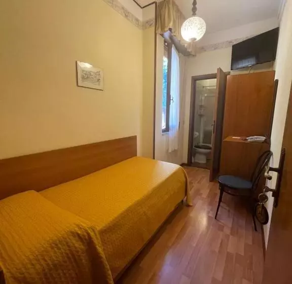 Pokój Ekonomiczny Jednoosobowy, Rabay
