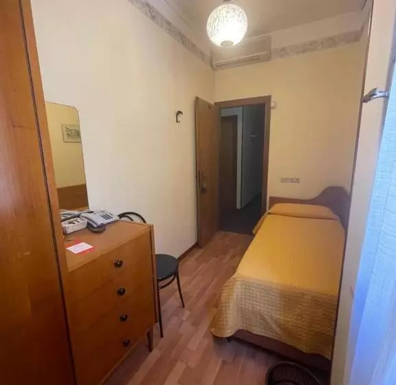 Pokój Ekonomiczny Jednoosobowy, Rabay