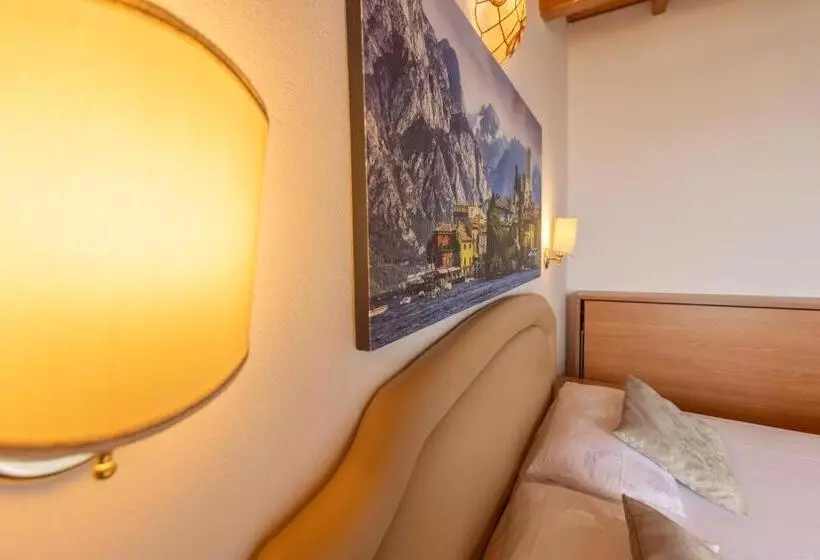 Pokój Penthouse, Rabay