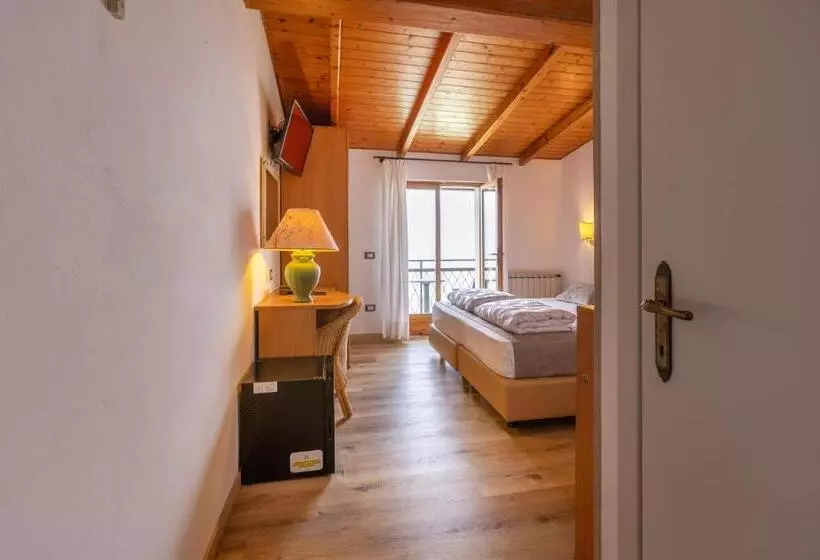 Pokój Penthouse, Rabay