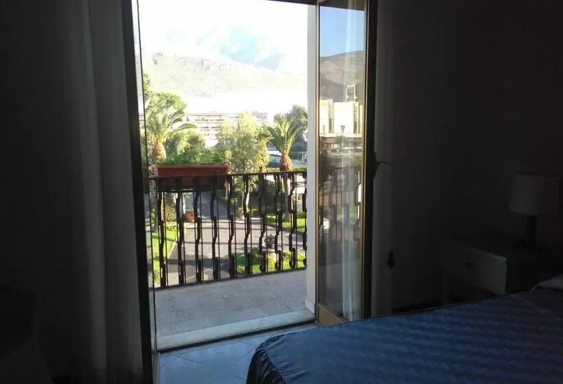 اتاق خانوادگی, Grand Hotel Fagiano Palace