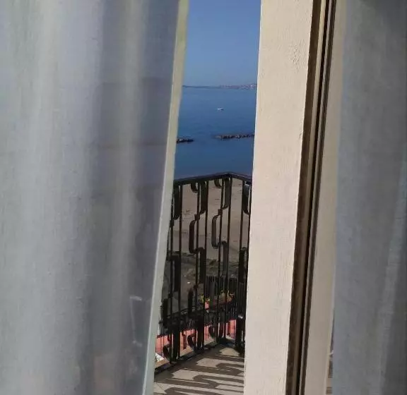 اتاق استاندارد با چشم‌انداز دریا, Grand Hotel Fagiano Palace