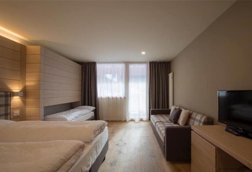 جناح جونيور عائلى, La Baita