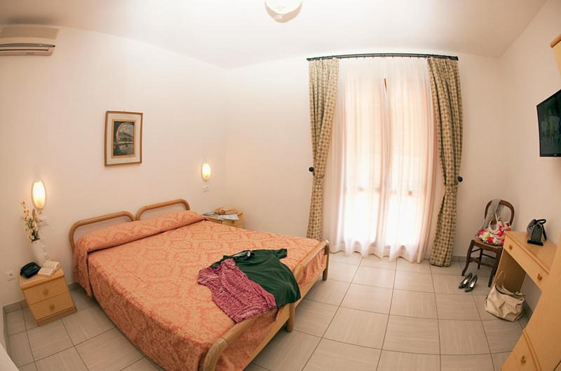 غرفة ديلوكس, Lo Scirocco