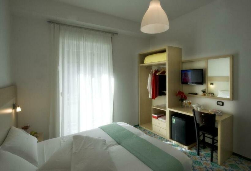 Трехместный Номер Стандарт с Балконом, Torre Di Milo