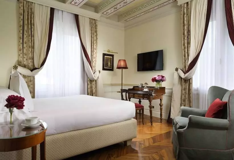 سوییت جونیور, Villa Cora