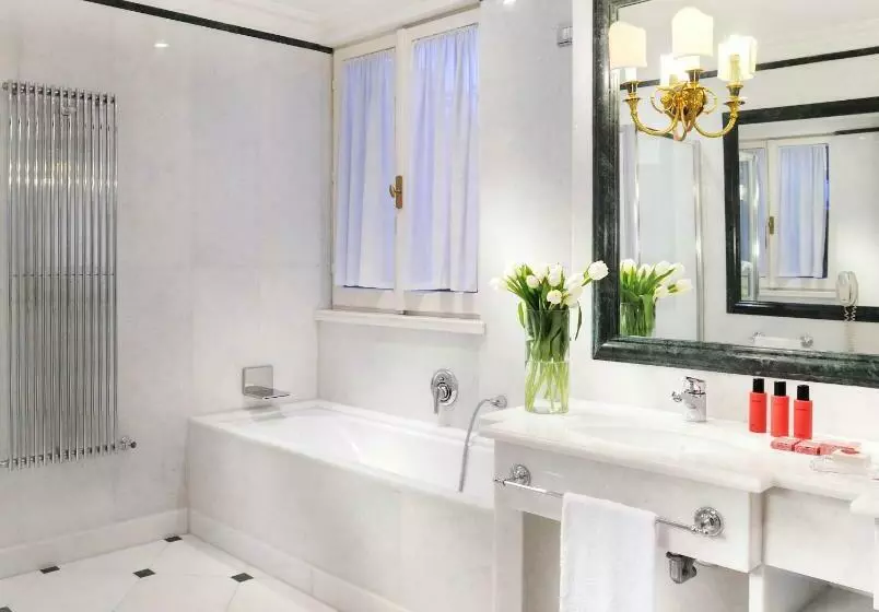 اتاق لوکس, D’inghilterra Roma – Starhotels Collezione