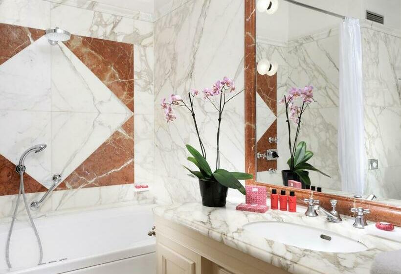 Camera Tripla Standard, D’inghilterra Roma – Starhotels Collezione