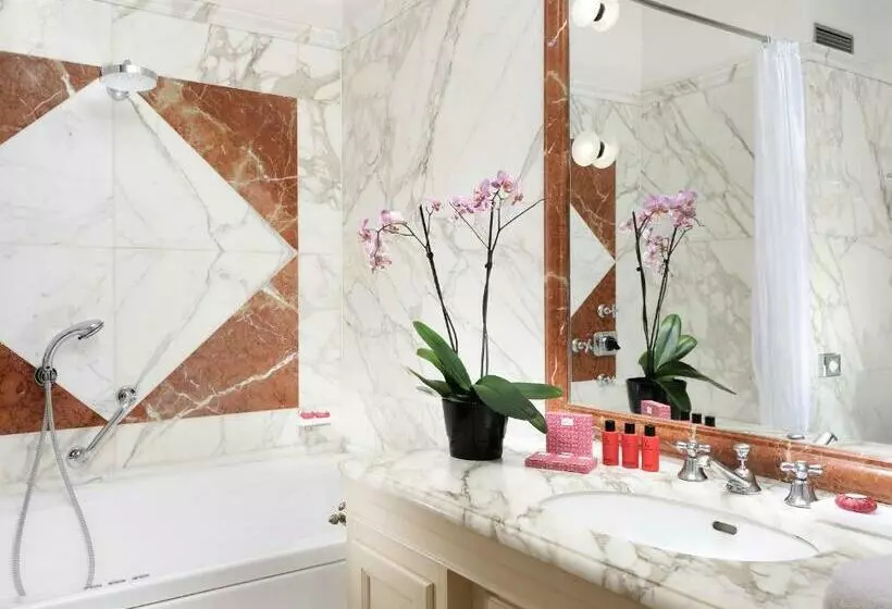 اتاق استاندارد سه نفره, D’inghilterra Roma – Starhotels Collezione