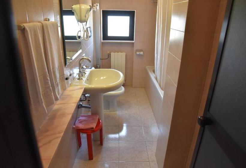 小型套房, Califfo