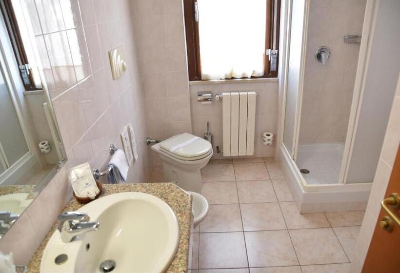 小型套房, Califfo