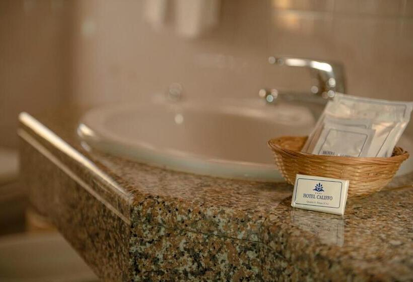 标准三人间, Califfo