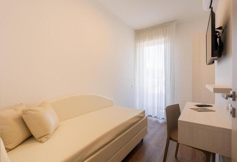 غرفة قياسية رباعية, Corfù