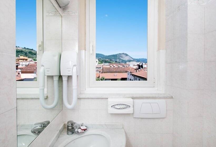 חדר סטנדרט לארבעה, Ercolini & Savi