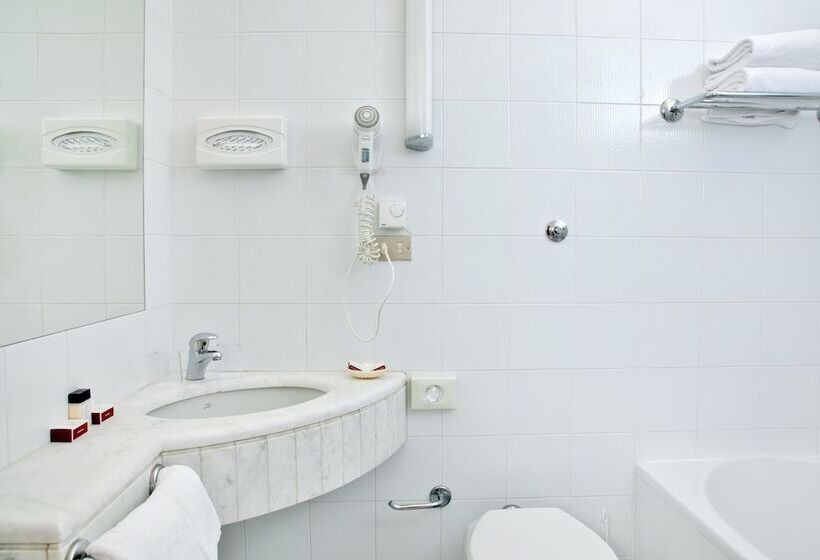 חדר סטנדרט לארבעה, Ercolini & Savi