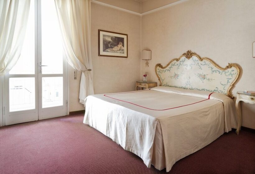 חדר סטנדרט לארבעה, Ercolini & Savi