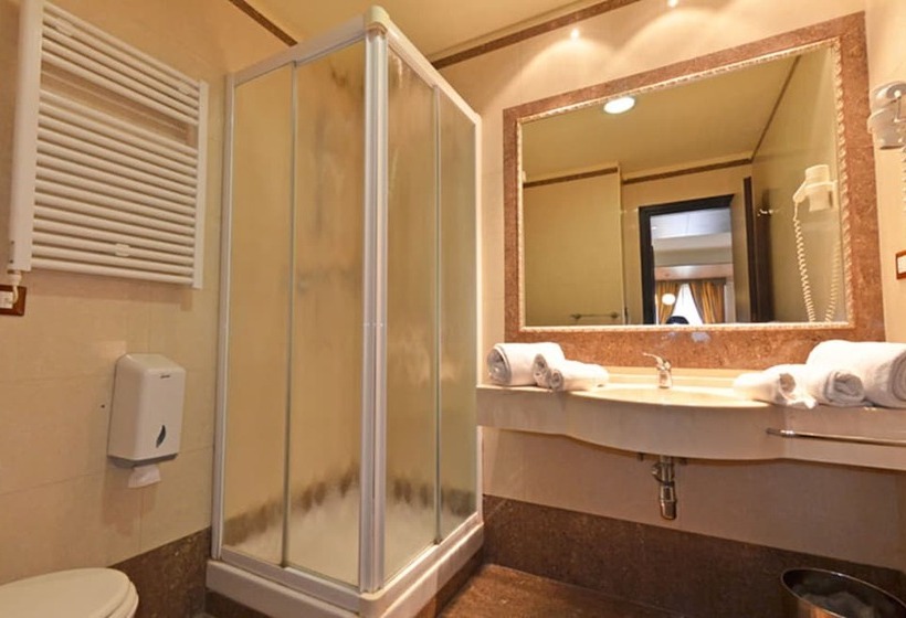 غرفة قياسية ثلاثية, Grand Hotel Montesilvano