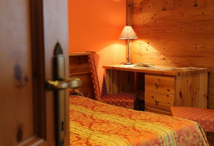 חדר סטנדרט לשלושה, Granta Parey