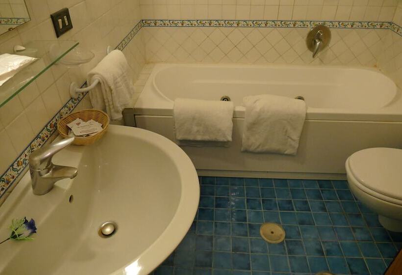 اتاق لوکس با وان آب گرم, Nuovo Rebecchino