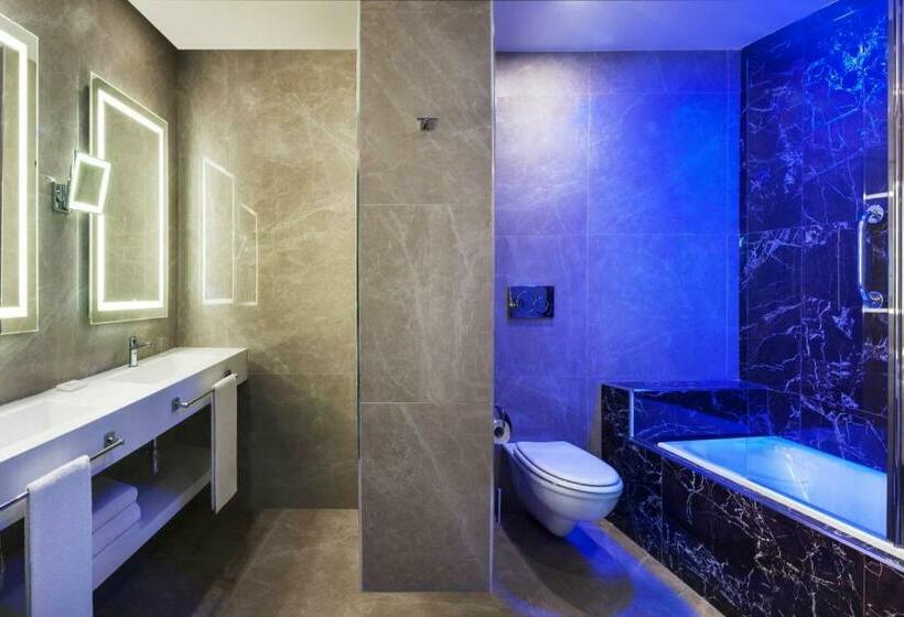 جناح جونيور, Radisson Blu Ghr , Rome