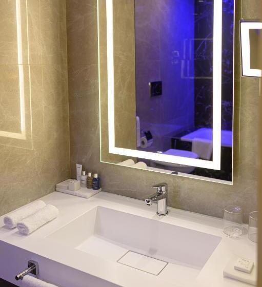 סוויטת ג'וניור, Radisson Blu Ghr , Rome