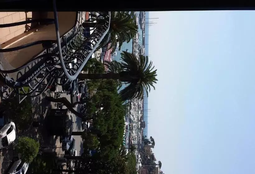 اتاق استاندارد سه نفره با چشم‌انداز کنار دریا, Riviera