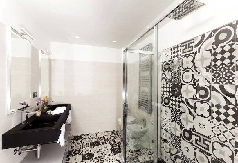 جناح جونيور مطلّ علي البحر, Villa Domizia