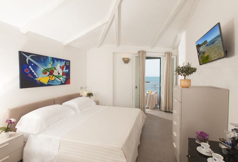 جناح جونيور مطلّ علي البحر, Villa Domizia