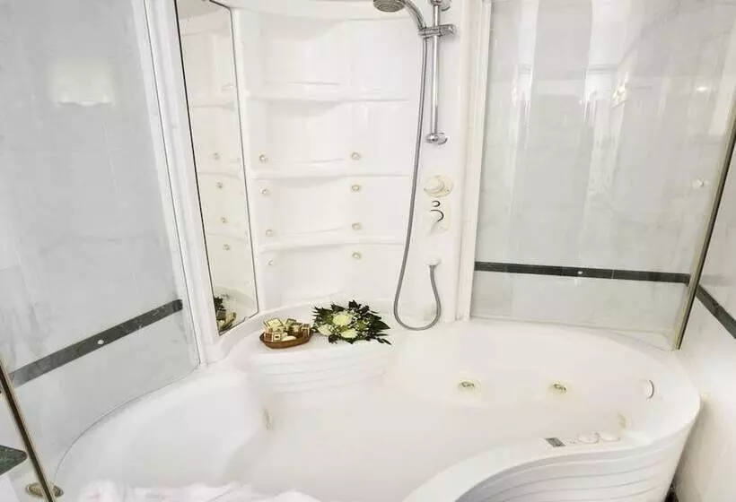 اتاق استاندارد سه نفره, Vittoria