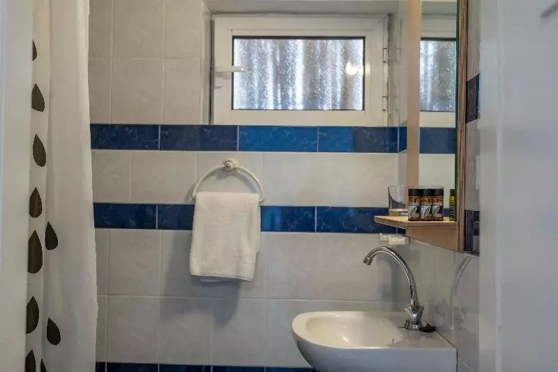 اتاق استاندارد سه نفره, Vittoria